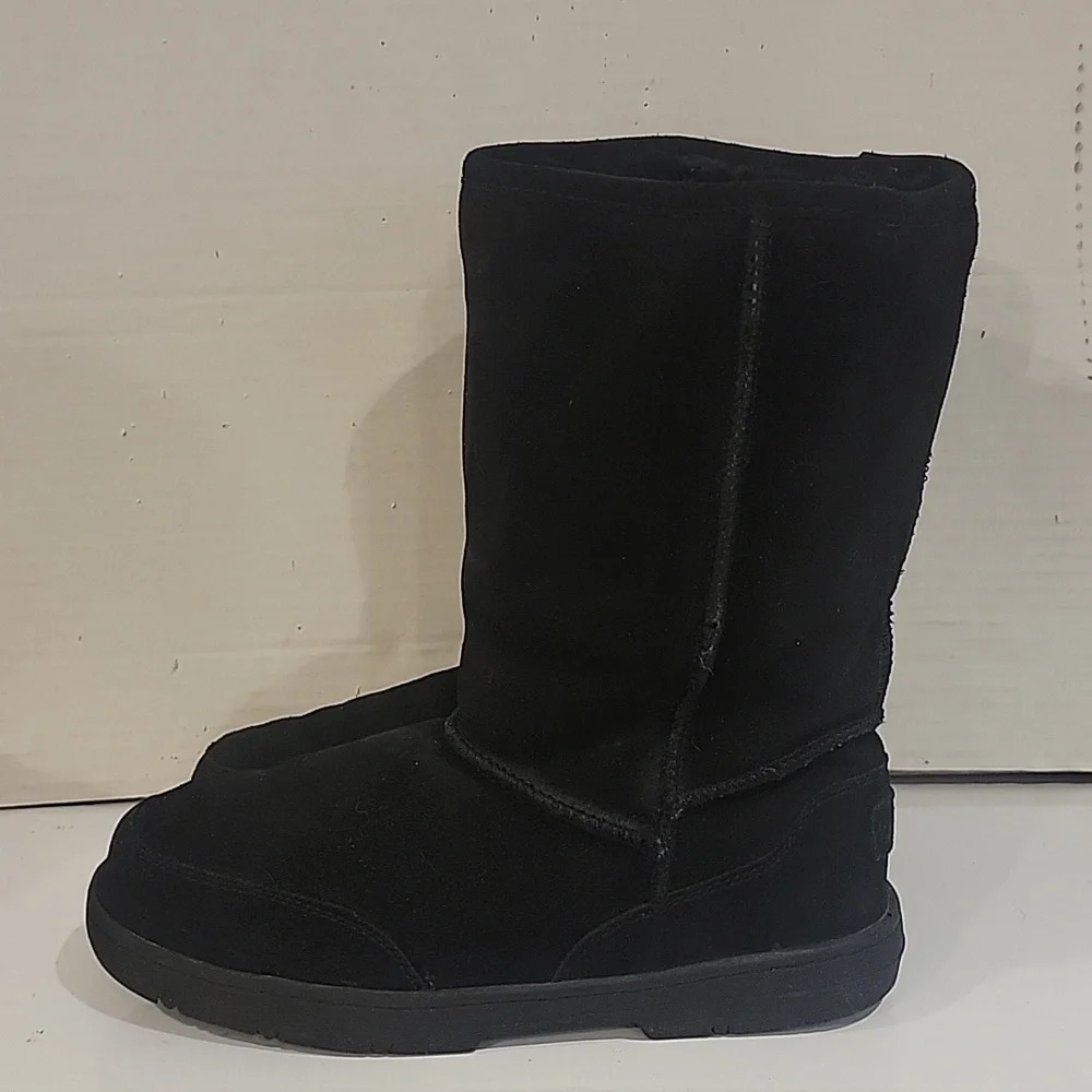 BJORNDAL BLACK SUEDE MID CALF BOOTS WITH SHEEPSKIN LINING (sz 1)